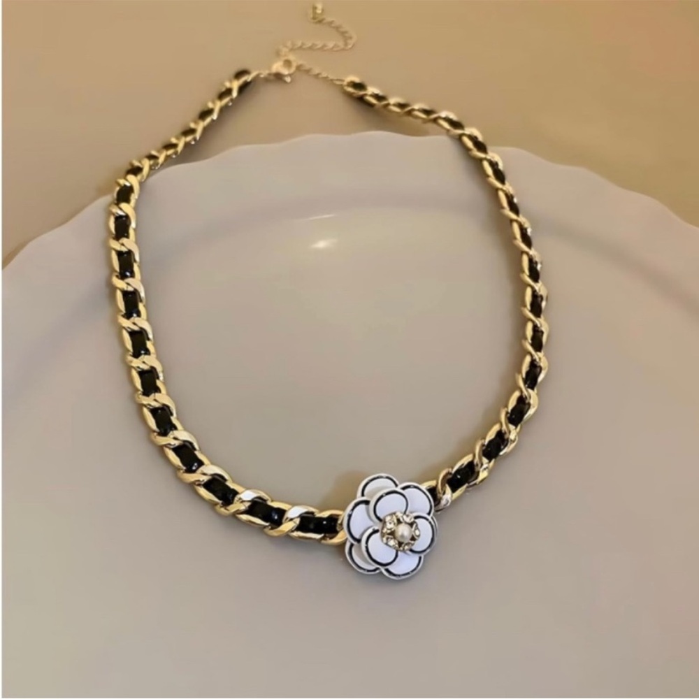 LAST! Camellia Flower Gold Tone Fashion Choker Necklace with Rhinestones! - Picture 4 of 7